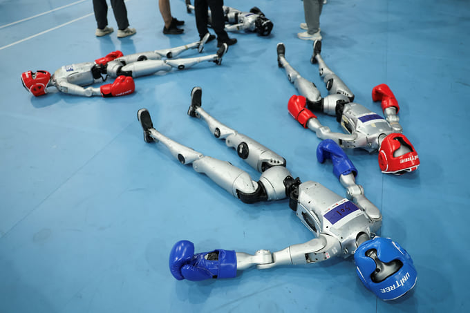 Роботы Unitree Robotics на площадке перед четвертьфиналами по кикбоксингу в категории до 80 кг