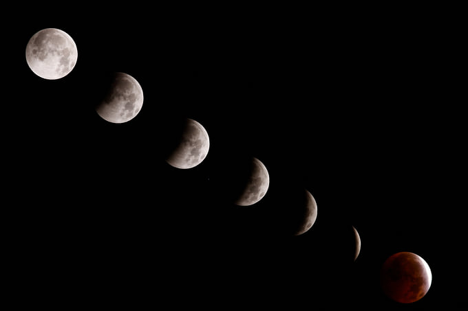 Составное изображение из фотографий семи разных этапов исчезновения Луны