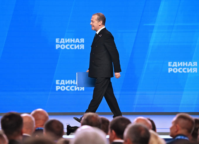 Председатель партии «Единая Россия», заместитель председателя Совета Безопасности России Дмитрий Медведев на съезде «Единой России»