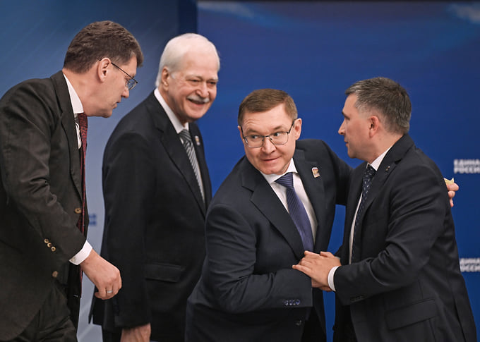 Слева направо: члены партии «Единая Россия» Денис Кравченко, Борис Грызлов, Владимир Якушев и Дмитрий Кобылкин перед началом заседания по обсуждению предвыборной программы на выборах в Госдуму