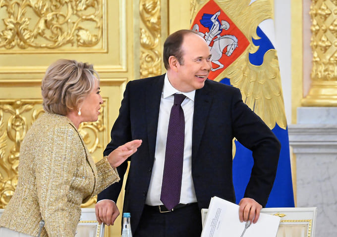 Председатель Совета федерации Валентина Матвиенко и руководитель администрации президента России Антон Вайно перед началом заседания совета по стратегическому развитию и национальным проектам в Кремле