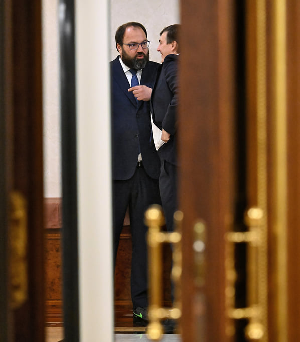 Министр цифрового развития, связи и массовых коммуникаций Максут Шадаев (слева) и министр просвещения Сергей Кравцов перед началом заседания правительства