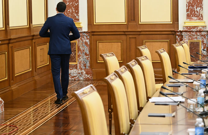 Министр промышленности и торговли России Антон Алиханов перед началом заседания правительства