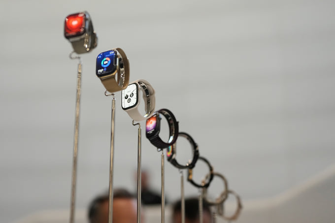 Дизайн новых Apple Watch не поменялся — создатели сделали ставку на улучшение датчиков, которые следят за здоровьем пользователя. Так, сенсор измеряет пульс каждые пять секунд — в 60 раз чаще, чем в предыдущих моделях. Также добавилась функция Audio Intelligence, которая распознает звуки. Микрофоны распознают потенциально опасный шум, а также ведут запись разговоров пользователя в течение дня и могут фиксировать краткое содержание услышанного 