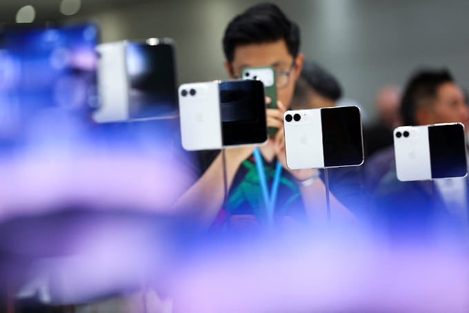 Apple представила первый в своей истории складной телефон iPhone Duo 