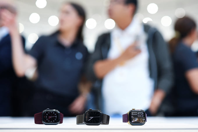 Apple Watch Series 12 перед своими первыми зрителями. Покупатели смогут выбрать из двух размеров — размер экрана 42 мм и 46 мм  