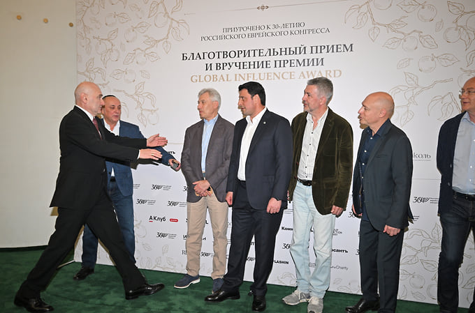 Президент РЕК Александр Генцис (слева), предприниматель Герман Хан (третий слева) и вице-президент РЕК Герман Захарьяев (в центре) 