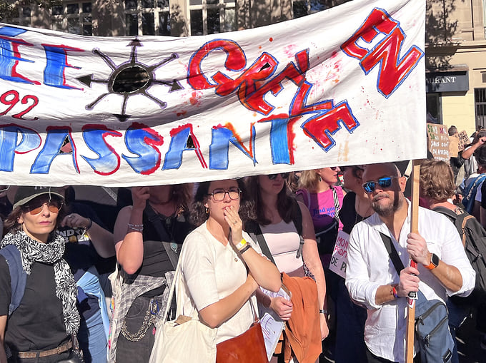 В ряде городов протесты переросли в столкновения с полицией, поджоги и разграбления десятков учебных заведений