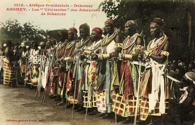 Ветераны амазонок на ежегодной встрече в городе Абомей, 1908 год