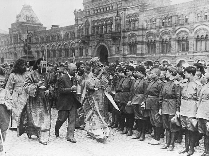 Красная площадь, июль 1917 года. Митрополит Московский Тихон благословляет 2-й Московский женский ударный батальон