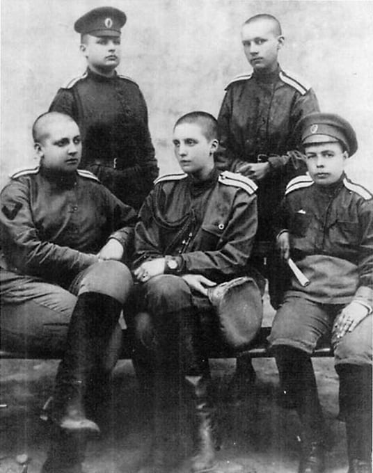 Мария Леонтьевна Бочкарева (крайняя слева)