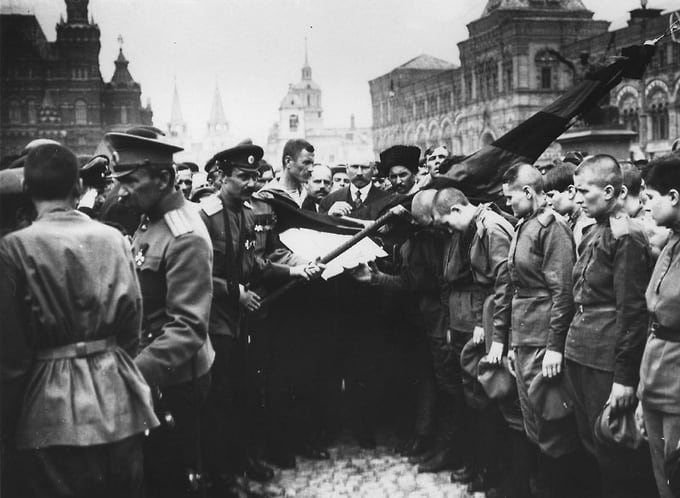 Передача Знамени женскому батальону перед отправкой на фронт, июнь 1917 года