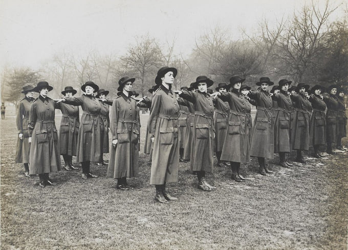 Строевая подготовка Женского вспомогательного армейского корпуса (WAAC), 1917 год