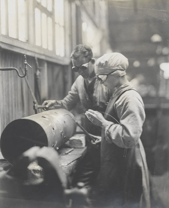 Женщина-механик в мастерской Королевского летного корпуса, 1917 год