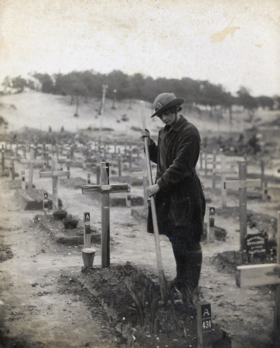 На кладбище во французском Этапле, 1918 год.