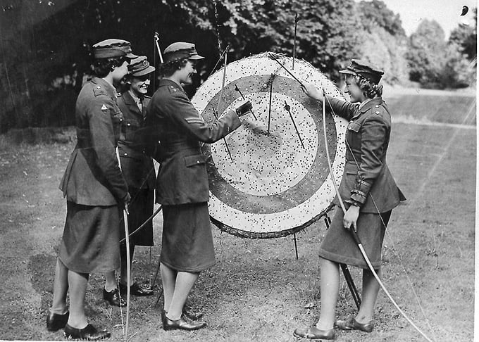 Занятия стрельбой из лука вo Вспомогательной территориальной службе (ATS), 1940 год