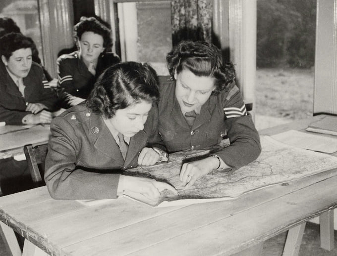 Принцесса Елизавета на занятии по чтению карт, 1945 год