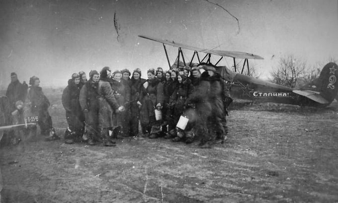 Девушки-летчицы 46-го гвардейского ночного бомбардировочного авиационного полка (бывший 588-й полк) у самолета У-2 под Новороссийском, 1943 год