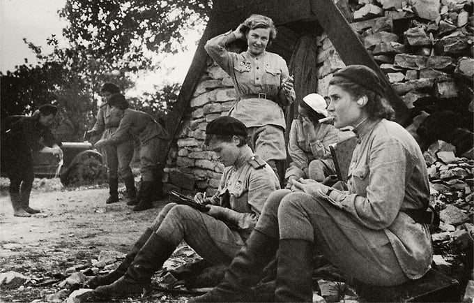 У фронтовой землянки под Геленджиком, 1943 год