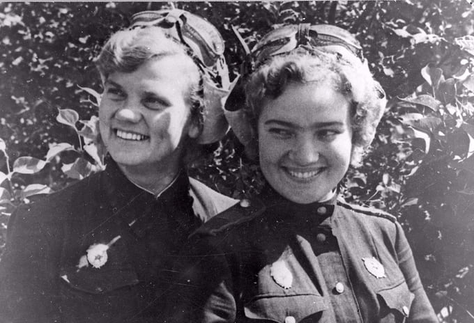 Штурман Глафира Каширина (слева) и летчица Мария Никитина, 1943 год