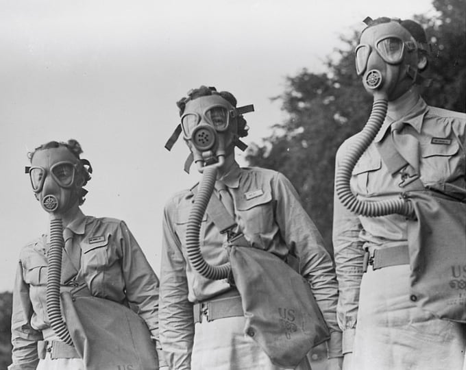Сотрудницы корпуса в противогазах во время учебной тренировки, 1942 год