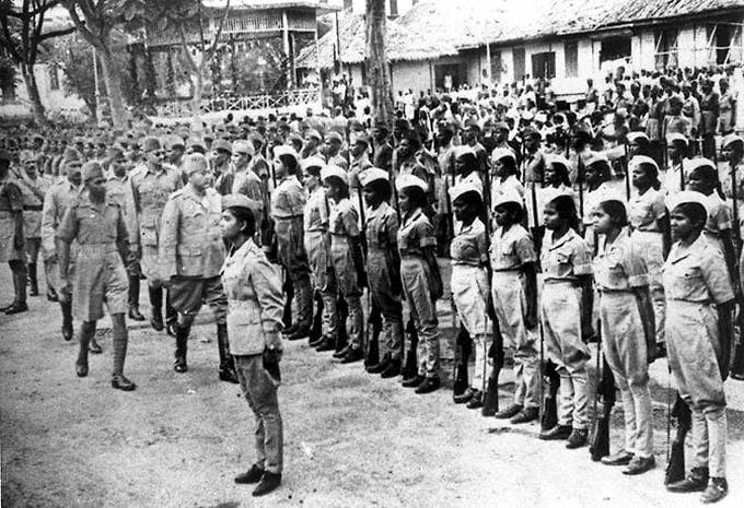 Субхас Чандра Бос проводит смотр женского полка в Сингапуре, 1943 год