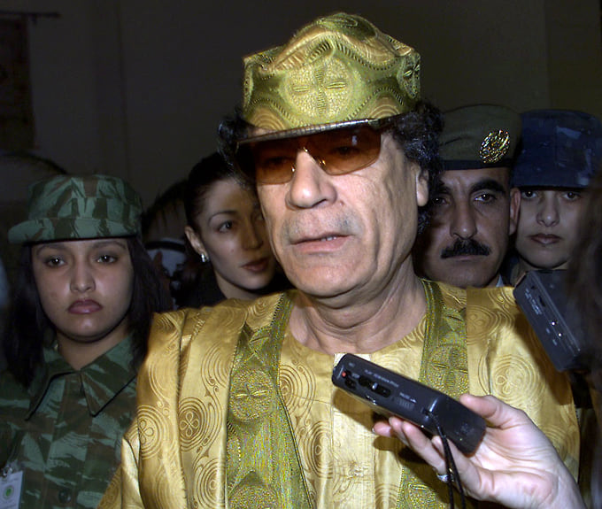 Ливийский лидер Муаммар Каддафи в окружении своих телохранительниц, 2001 год
