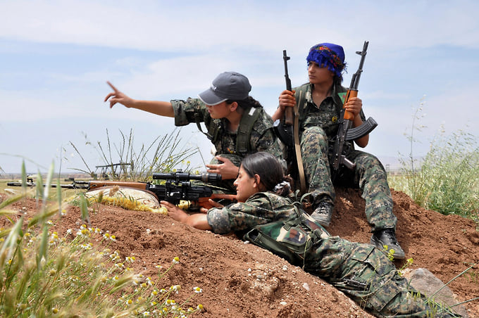Бойцы YPJ проходят военную подготовку недалеко от города Эль-Камышлы, 2014 год