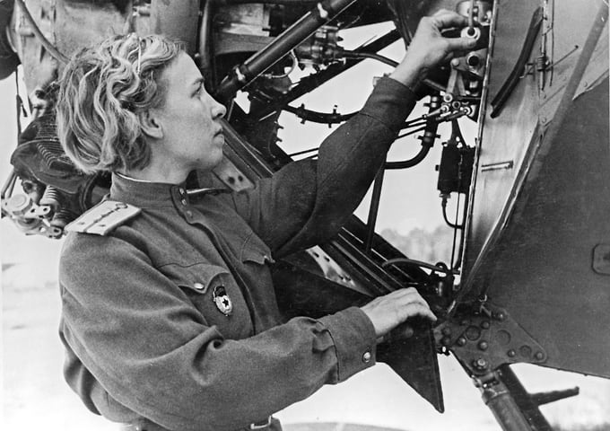 Гвардии инженер-капитан Клавдия Илюшина во время проверки узлов и агрегатов самолета У-2, 1944 год