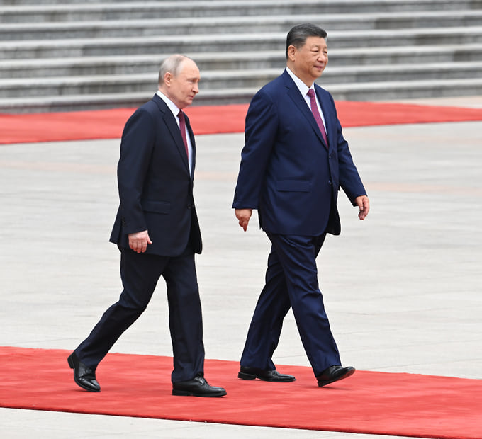 Владимир Путин (слева) и Си Цзиньпин чувствуют себя архитекторами будущего — в том числе и высокотехнологичного 