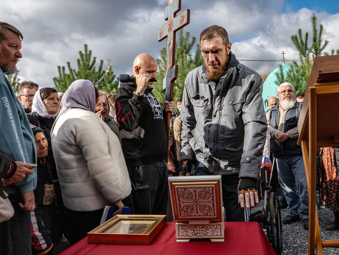 Верующие перед началом крестного хода