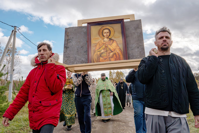 Участники крестного хода с иконой