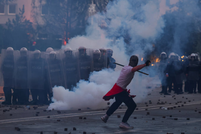 Протестующий и полицейские в Тиране