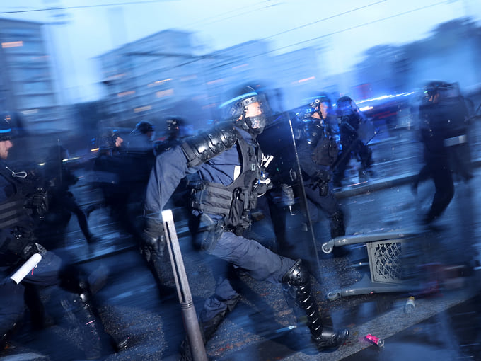 Полицейские во время разгона демонстрации