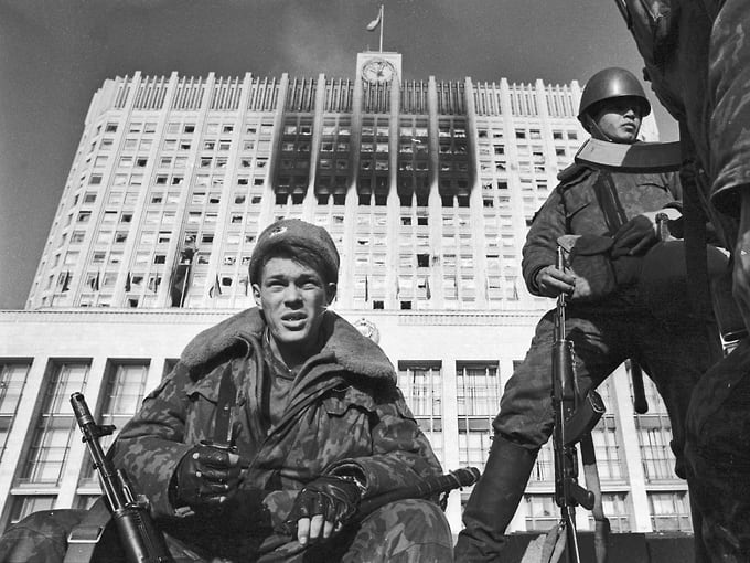 Бойцы ОМОНа у обстрелянного здания Белого Дома  