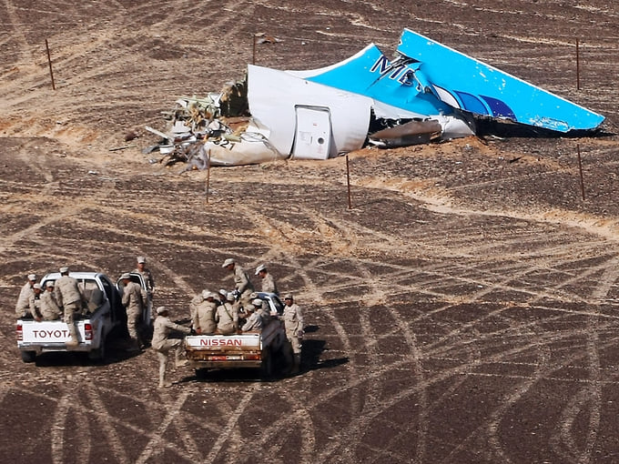 Обломки потерпевшего крушение пассажирского самолета Airbus 321 компании «Когалымавиа» 