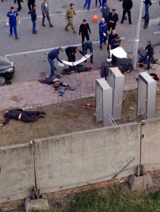 Тела сотрудников полиции, погибших при теракте в Грозном 