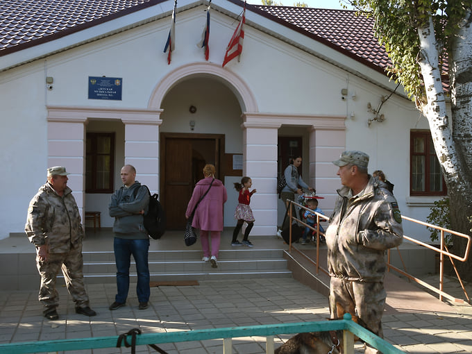 Бойцы народного ополчения Крыма охраняют вход в Керченский колледж 