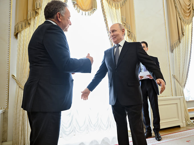 Президент России Владимир Путин (в центре) и спецпосланник президента США Стивен Уиткофф на встрече в Константиновском дворце Санкт-Петербурга 