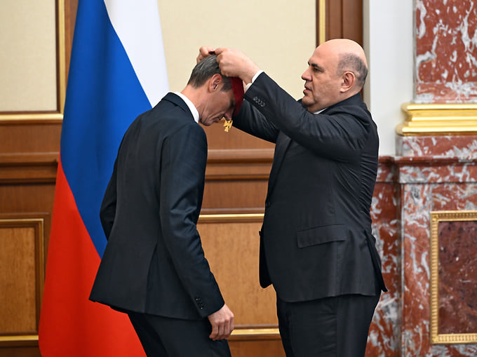 Москва. Премьер РФ Михаил Мишустин награждает бывшего вице-премьера Дмитрия Григоренко орденом «За заслуги перед Отечеством» II степени