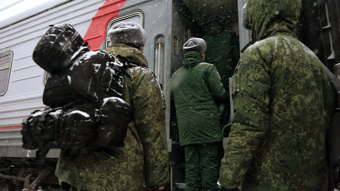 Россияне связывают служение Отечеству прежде всего с армией и защитой страны