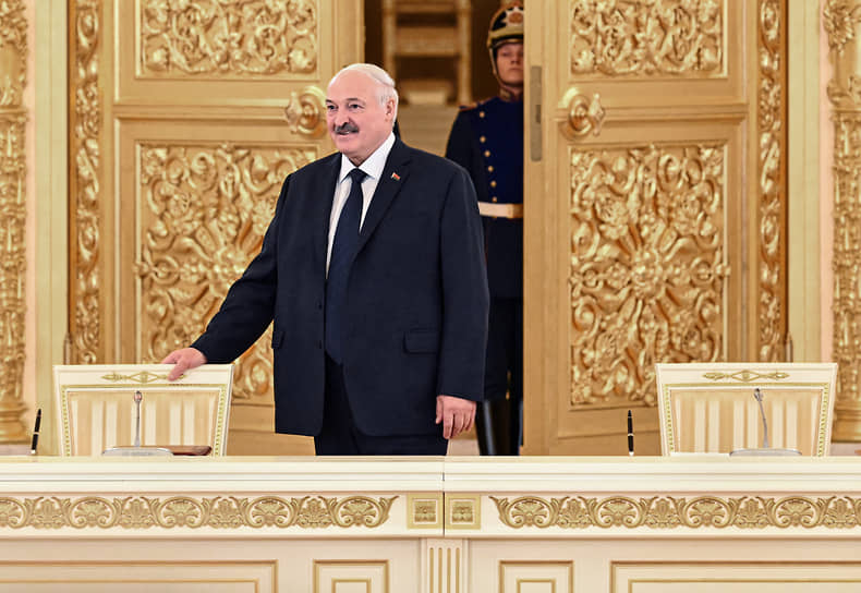 Александр Лукашенко дождался, пока Владимир Путин дойдет до середины стола и вернется