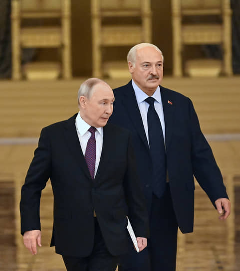 Владимир Путин и Александр Лукашенко, переговорив, вышли к людям