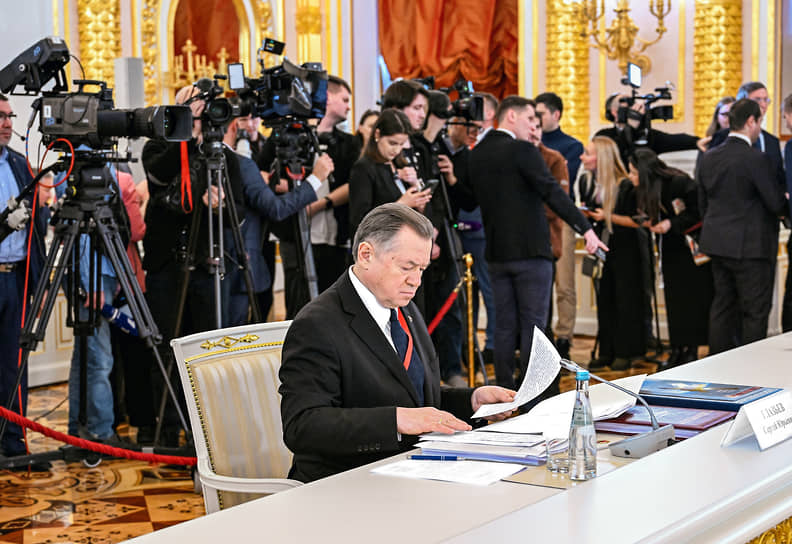 Сергей Глазьев не чуствовал себя скованно за столом