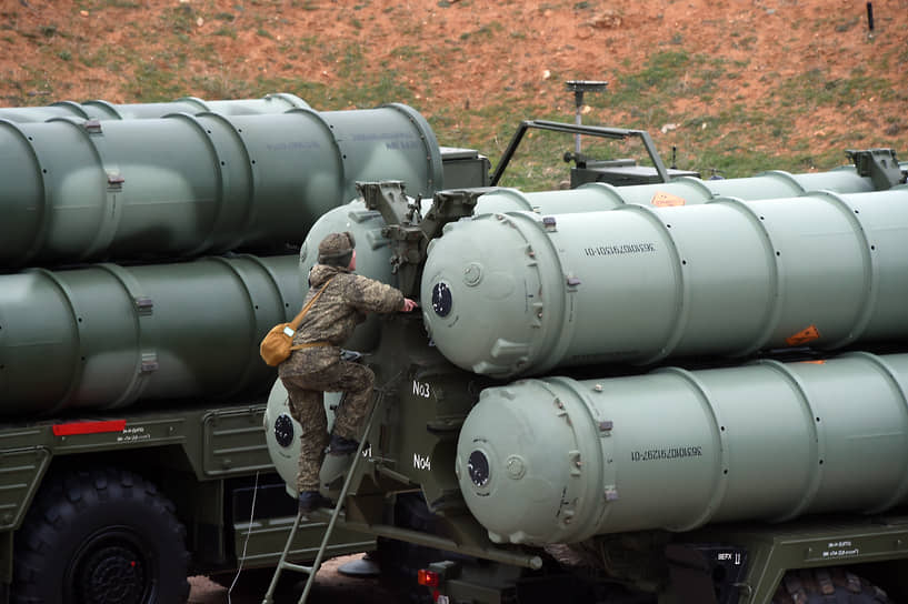 Боевые расчеты зенитных ракетных комплексов (ЗРК) С-400 «Триумф»