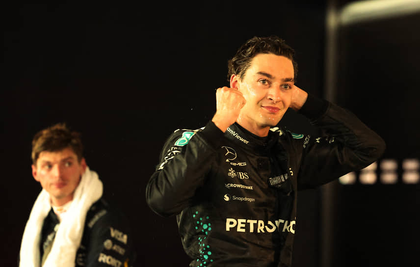 Фаворит сезона, первый номер Mercedes Джордж Рассел (справа) опасается, что Red Bull и его лидер Макс Ферстаппен скрывали свою истинную скорость