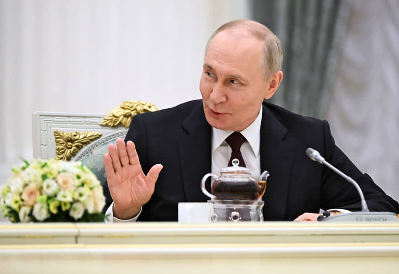 Владимир Путин оказывал женщинам знаки внимания