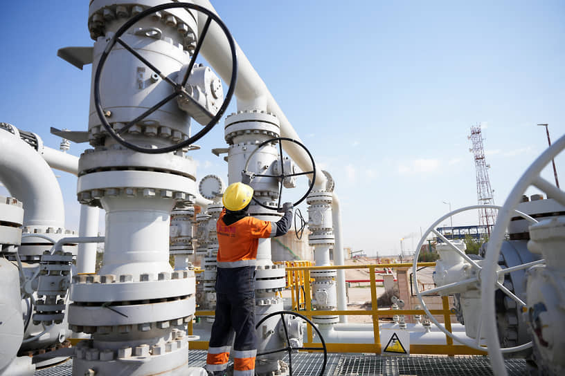 Рабочий на нефтяном месторождении Румайла в Ираке. Страна сокращает добычу почти на 1,5 млн баррелей в сутки после закрытия Ормузского пролива
