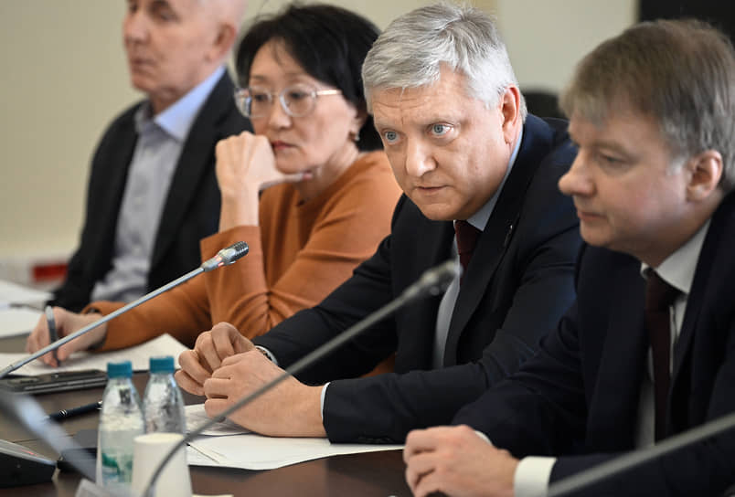 Справа налево: члены комитета ГД России по государственному строительству и законодательству Александр Тетердинко, Дмитрий Вяткин и заместитель председателя комитета ГД России по государственному строительству и законодательству Сардана Авксентьева