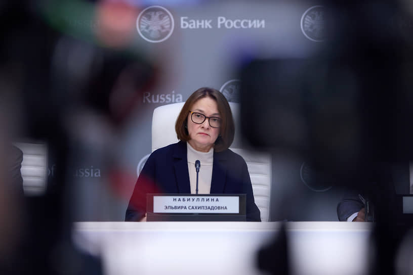 Банк России с некоторой тревогой вглядывается в два новых фактора неопределенности: это события на Ближнем Востоке и возможная корректировка бюджетной политики (на фото: глава ЦБ Эльвира Набиуллина)